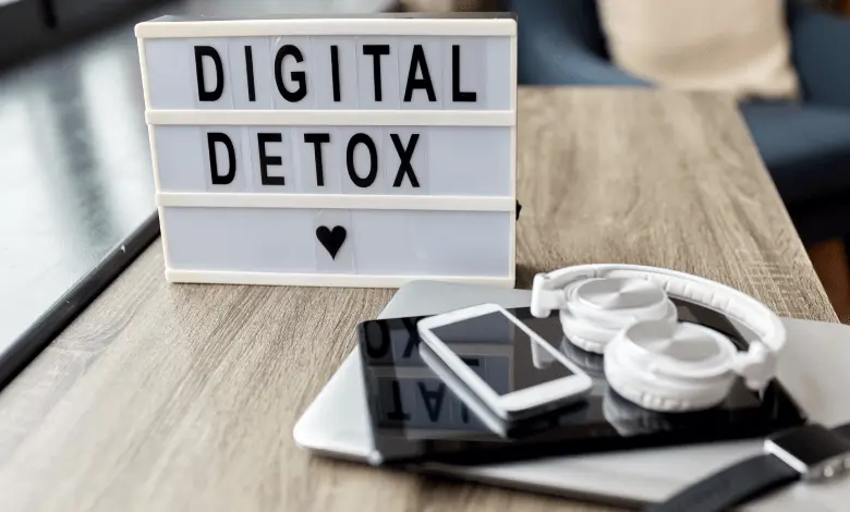 Cyfrowa detoksykacja: Jak odpocząć od technologii i przywrócić równowagę życiową?